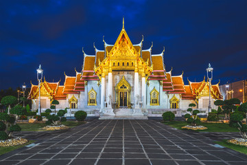 Naklejka premium Wat Benchamabophit Dusitvanaram Rajawarawiharn - Marble Temple early in the evening. Bangkok, Thailand