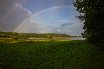 Regenbogen über See