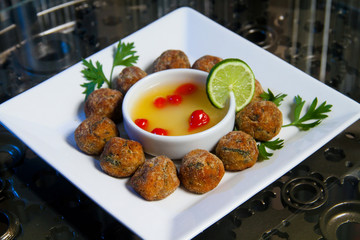 Bolinho de bacalhau com molho de pimenta