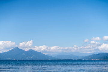 湖の向こうに見える山