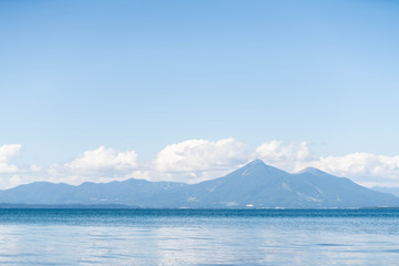 Fototapeta na wymiar 湖の向こうに見える山