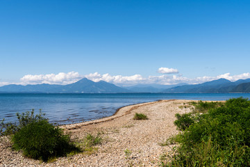 湖の向こうに見える山