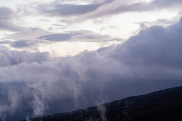 Obraz premium 山にかかる雲