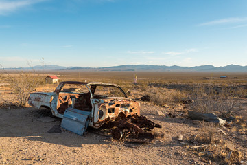 Fototapeta premium Zabytkowy samochód w Ghost Town Rhyolite w pobliżu Death Valley 01
