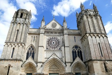 Façade de la cathédrale Saint-Pierre de Poitiers - obrazy, fototapety, plakaty