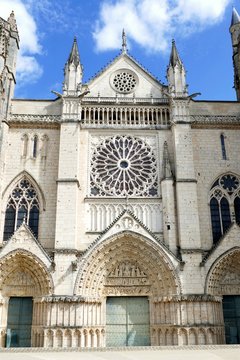 Partie centrale de la fa&ccedil;ade de la cath&eacute;drale Saint-Pierre de Poitiers