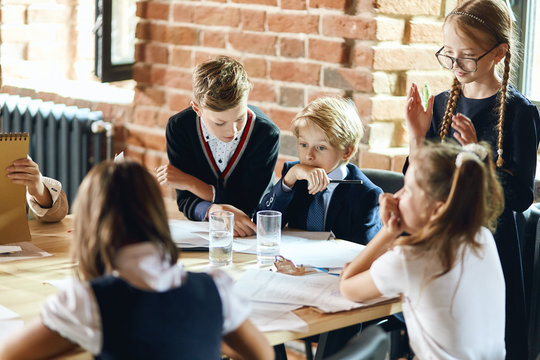 serious team thinking about the futer of business, close up photo, thoughtful office workers concentrated on conversation