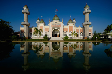 Fototapeta na wymiar Beautiful central mosque and reflection in water at Pattani Central Mosque Thailand.(Translate Thai and Arab text in the picture is the name of The central mosque of Pattani Province)