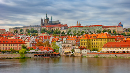 Miasto Praga nad Wołtawą - obrazy, fototapety, plakaty