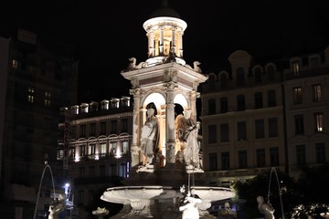 Fototapeta premium Fontaine des Jacobins à Lyon - Place des Jacobins - Vue de nuit