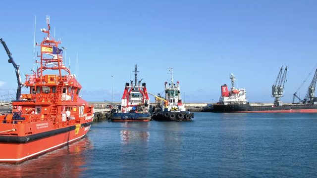 2019-09-27, Santa Cruz, Spanien. Hochseeschlepper im Hafen von Santa Cruz auf Teneriffa. Im Hintergrund ein Bulker der gerade gel&ouml;scht wir. 
