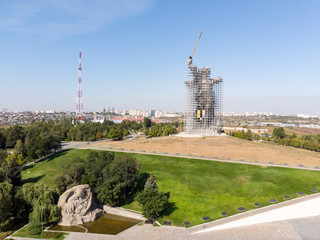 Obraz premium Volgograd, Russia The historical and memorial complex “Mamaev Kurgan” in Volgograd (Stalingrad), the sculpture “Motherland!” Under repair in scaffolding