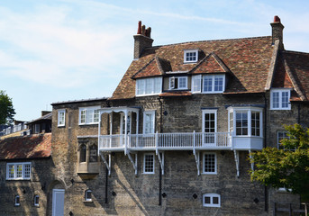 Fototapeta na wymiar Old building near the river bank in Cambridge, UK