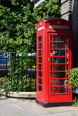 Obraz premium Old traditional English telephone booth