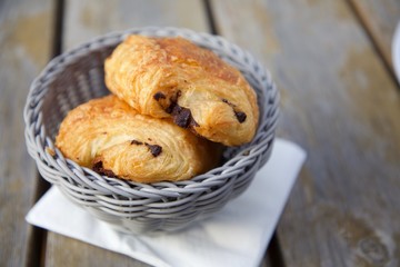  pan chocolate in a basket 