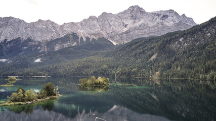 Fototapeta premium Cloudy german lake eibsee zugspitze
