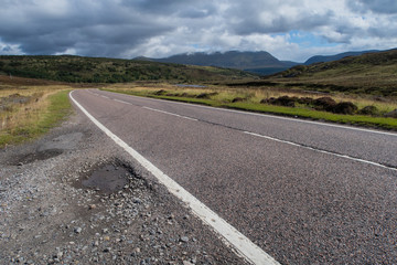 Carretera solitaria entre montañas