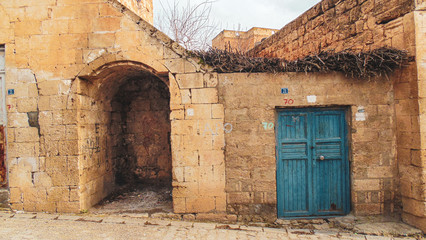 Fototapeta na wymiar Mardin city with its traditional brown stone houses and ancient landscape in Mardin