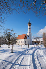Dorfkirche in malerischer Winterlandschaft Oberbayern