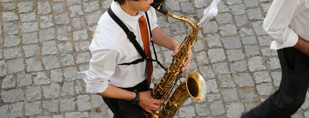 Orquestra sinfonica de rua, musico de saxofone