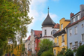 Bunte Häuserfronten im Stadtteil München Nymphenburg