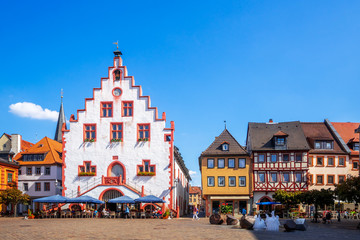 Fototapeta na wymiar Marktplatz mit historischem Rathaus, Karlstadt am Main, Deutschland
