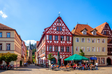 Marktplatz und Maintorturm, Karlstadt am Main, Bayern, Deutschland  - obrazy, fototapety, plakaty