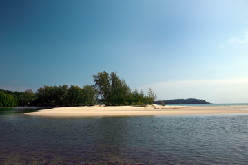 The island is located in the sea The sea is clear and can see the coral. 