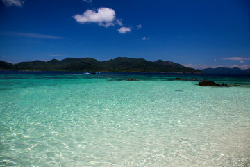 Naklejka premium The island is located in the sea The sea is clear and can see the coral. 