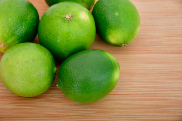 Limones sobre mesa de madera