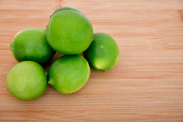 Limones sobre mesa de madera