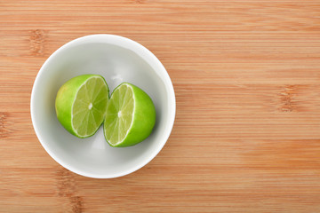 Limón partido sobre tazón y plato blanco