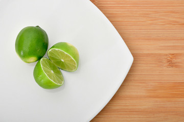 Limón partido sobre tazón y plato blanco