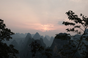 Atardecer en las montañas de Xingping