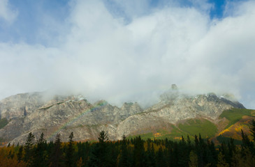 Naklejka premium Morning rainbow in the mountains