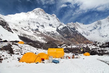 Crédence de cuisine en verre imprimé Annapurna Mount Annapurna with tents from Annapurna base camp