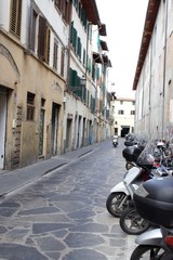 Obraz na płótnie Canvas motos en una calle de Italia