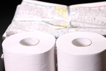 トイレットペーパーと古新聞