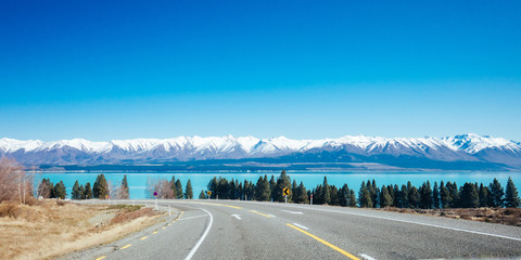 Lake Pukaki Driving on a Sunny Day in New Zealand - obrazy, fototapety, plakaty