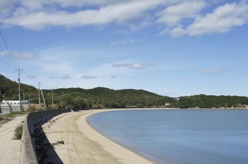 Obraz na płótnie Canvas Sandy beach on a sunny day, the coast of Tamano, Okayama