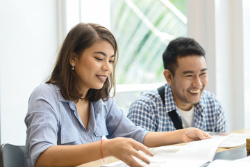 Obraz premium Asian couple choosing their drink in coffee shop, lifestyle cocnept.