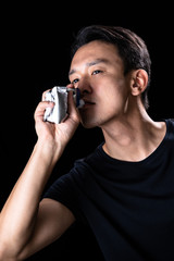 プロテインを摂取しているスポーツマン