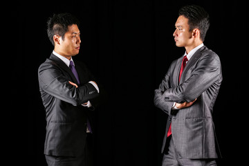 議論をする二人のビジネスマン