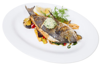 Baked dorado with butter and vegetables.