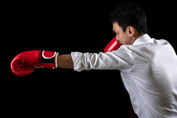 ファイティングポーズをとるビジネスマン