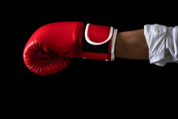 ファイティングポーズをとるビジネスマン