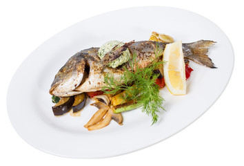 Baked dorado with butter and vegetables.