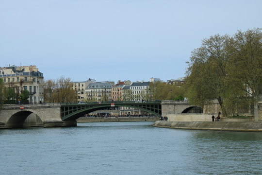パリ・セーヌ川からの風景