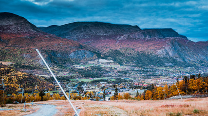 Widok na szczyty górskie w Hemsedal z ośrodka narciarskiego w norweskim regionie Buskerud późnym latem, wczesną jesienią © Dreamnordno