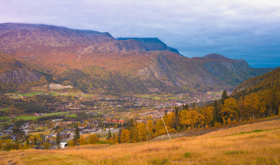 Widok na szczyty górskie w Hemsedal z ośrodka narciarskiego w norweskim regionie Buskerud późnym latem, wczesną jesienią © Dreamnordno